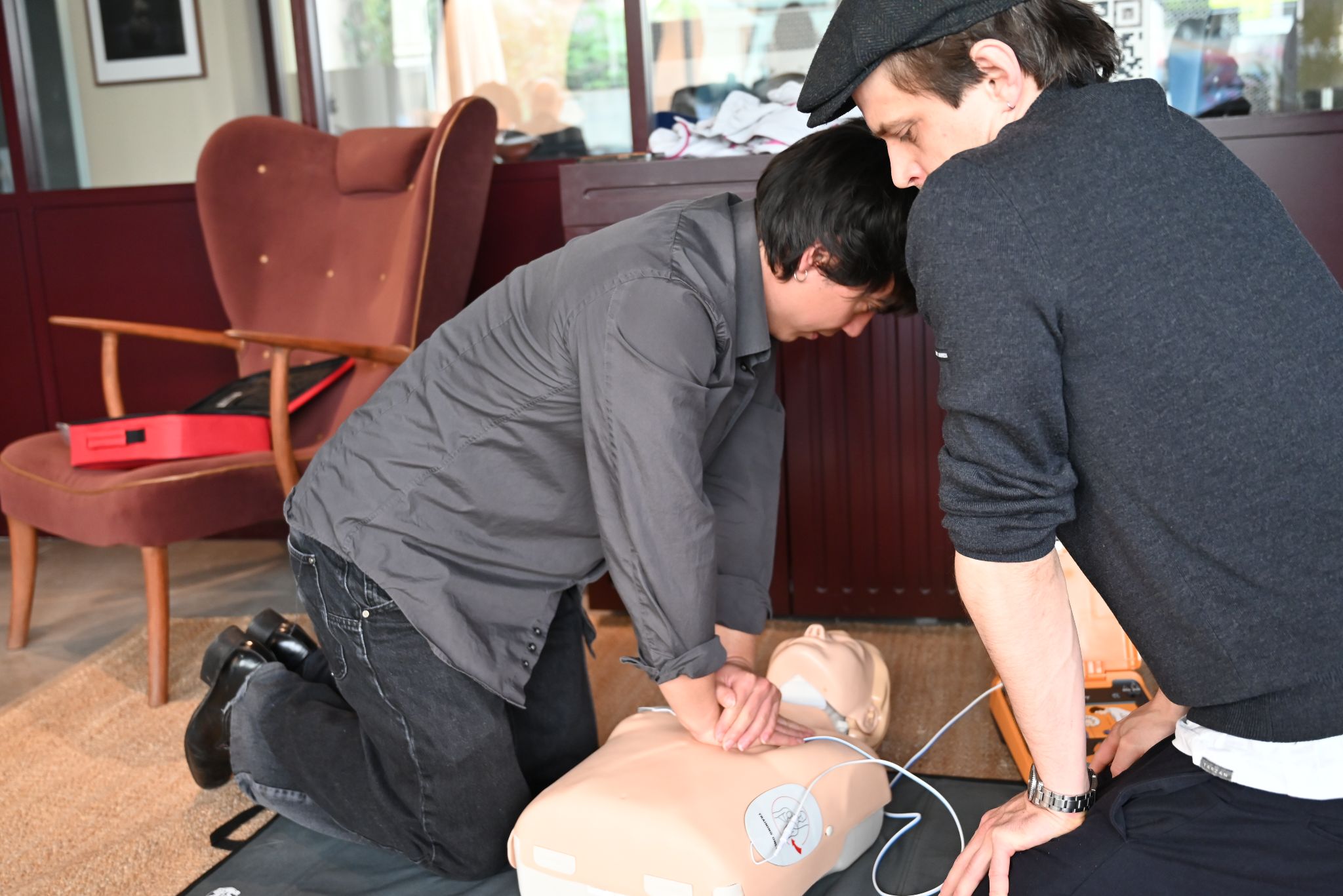 AED Schulung für Unternehmen – Übung mit Defibrillator und Reanimationspuppe
